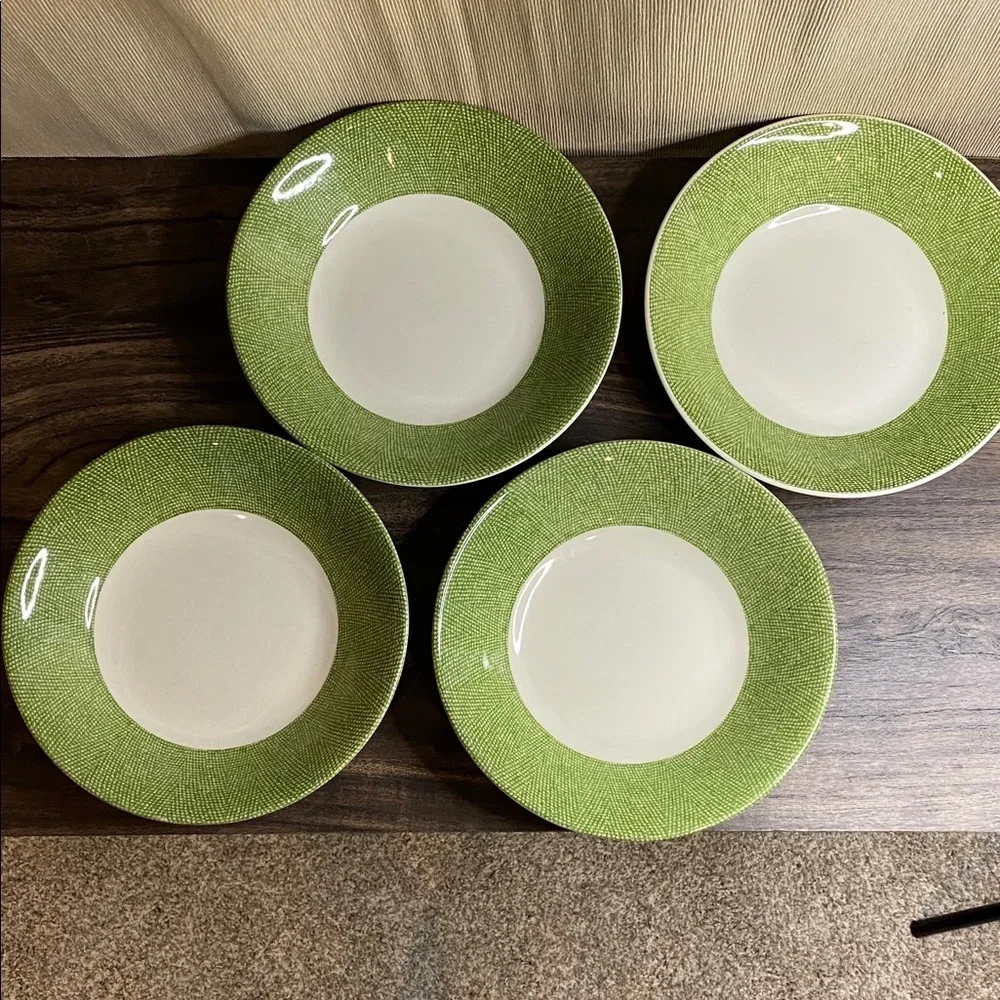 Pier 1 Green & White Shallow Bowl Set of 4.England Angleterre. Textured Bands